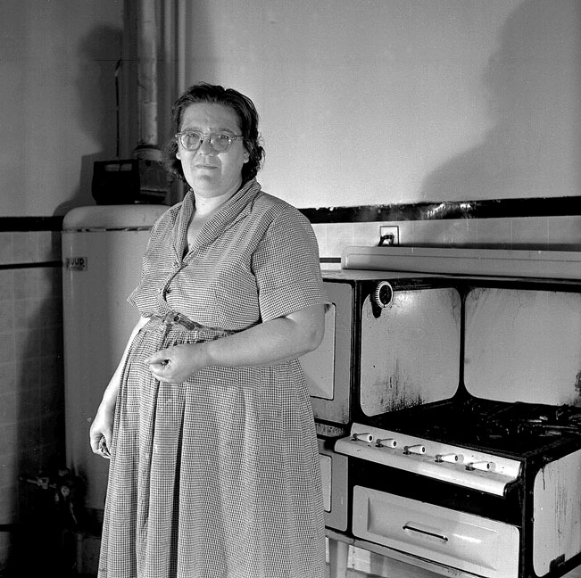 Della in the Kitchen.